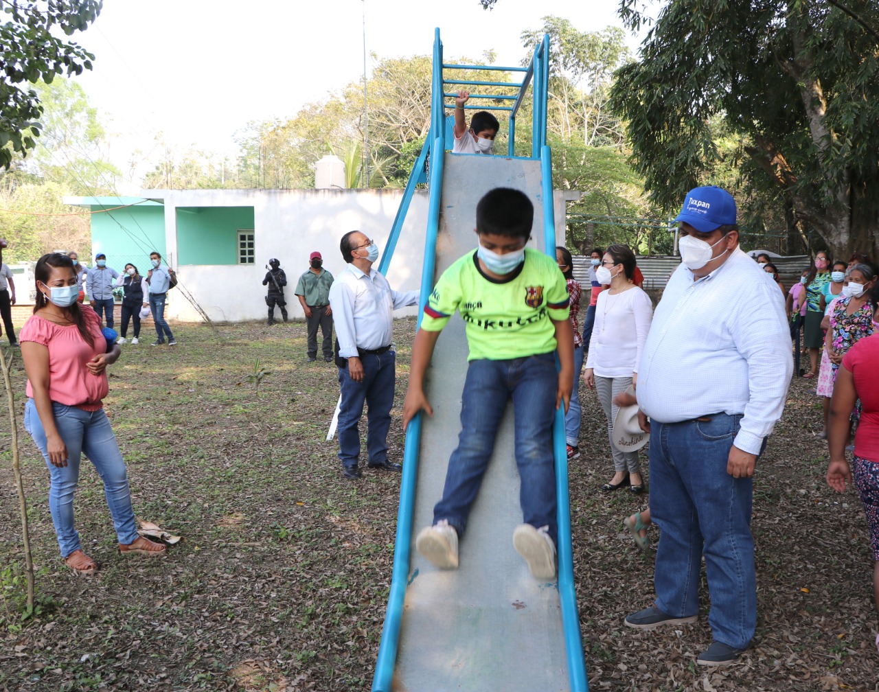 Gobierno de Tuxpan beneficia a habitantes de Chiconcoa con obras y acciones.
