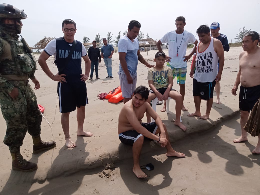 Secretaría de Marina-Armada de México, rescata a jóvenes turistas en la playa de Tamiahua, Veracruz