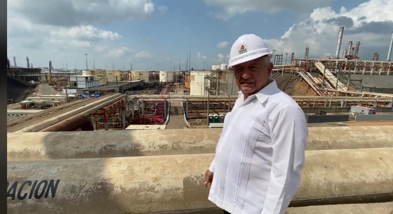 Visita AMLO refineria siniestrada en Minatitlán; destaca valor de trabajador que cerró las válvulas