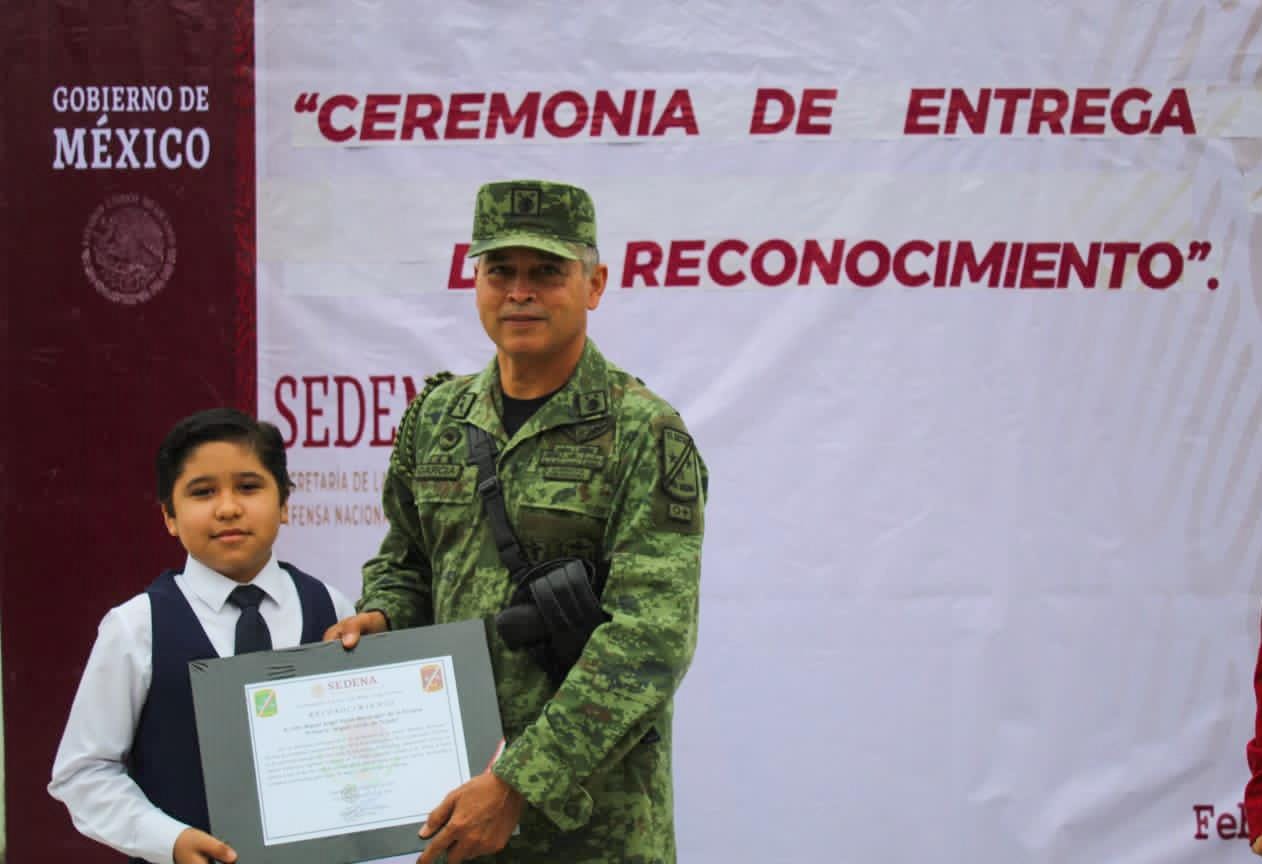 Ejército Mexicano entrega reconocimiento a alumno de la escuela Miguel Héroes de Tejada.
