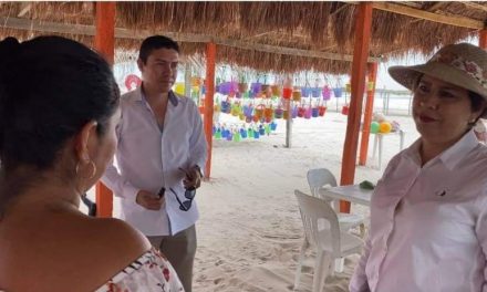 Lupita Rodríguez, visita a palaperos de la playa de Tamiahua y refrenda su compromiso con este sector.