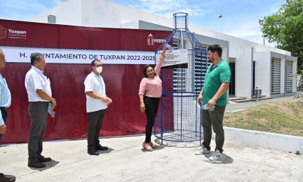 Universitarios entregan un contenedor para reciclar PET al Ayuntamiento de Tuxpan.