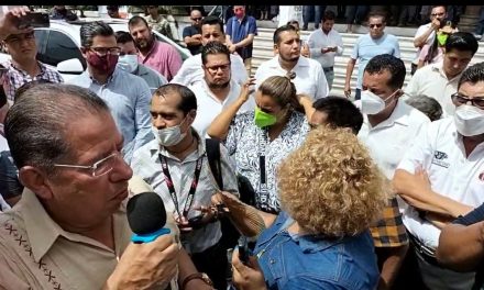 José Manuel Pozos atiende a ciudadanos que solicitaron su intervención en el tema del agua