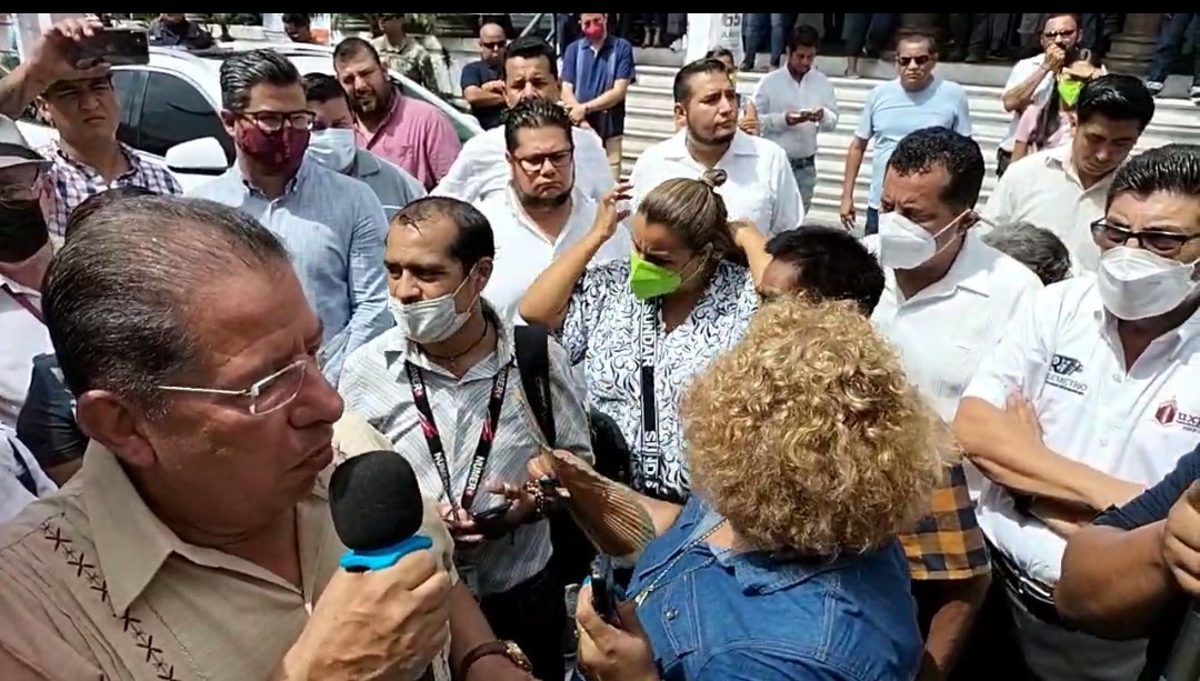 José Manuel Pozos atiende a ciudadanos que solicitaron su intervención en el tema del agua