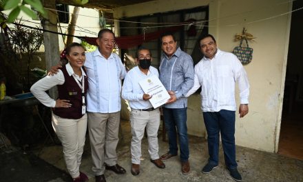 Gobierno del Ing. Cuitláhuac García Jiménez entrega escrituras a familias de Tuxpan