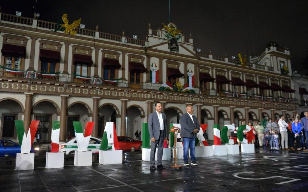 Xalapa, iluminada con los colores patrios; inicia mes de la Independencia