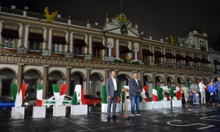 Xalapa, iluminada con los colores patrios; inicia mes de la Independencia