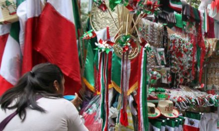 BAJA LA DEMANDA DE COMPRA EN ARTÍCULOS DE ADORNOS MEXICANOS; TUXPAN