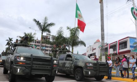 Gran desfile cívico-militar para conmemorar el 212 Aniversario del Inicio de la Independencia de México.