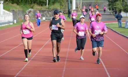 Contra el cáncer de mama, encabeza Secretaría de Salud carrera rosa en Xalapa