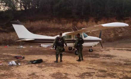 Ejército y Fuerza Aérea Mexicanos aseguran aeronave con más de 300 kilogramos de posible cocaína en Durango