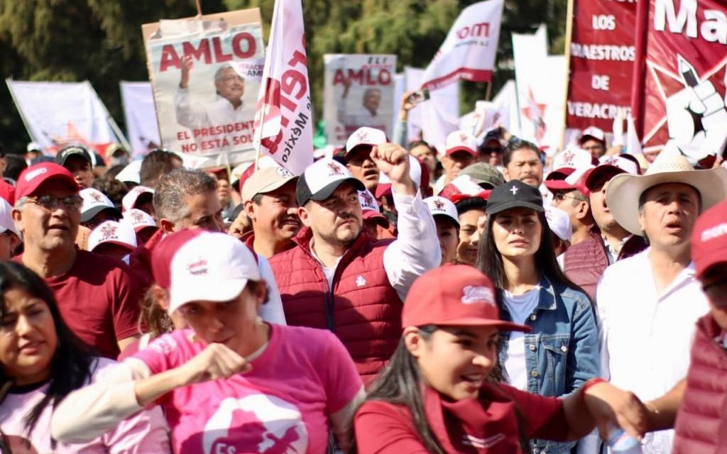 Miles de docentes de MCM respaldan a López Obrador en la Marcha del Pueblo