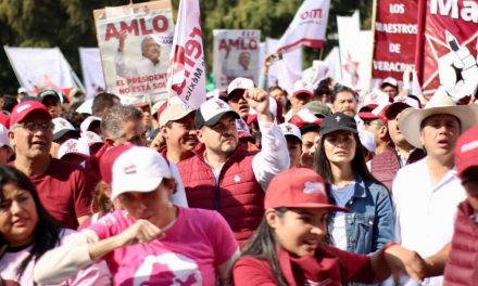 Miles de docentes de MCM respaldan a López Obrador en la Marcha del Pueblo