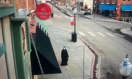 Ghostface anda suelto por la ciudad y la gente llama a la Policía: así es la terrorífica publicidad de Scream 6.