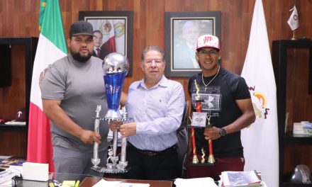 Jóvenes beisbolistas tuxpeños firman con equipos de la Liga Mexicana (LMB)