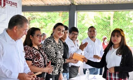 Grupo Naturgy y el Ayuntamiento de Tuxpan entregan becas a estudiantes del TEBA de Aire Libre Km. 15 y a jóvenes universitarios
