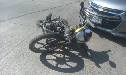 Motociclista resulta lesionado en fuerte choque