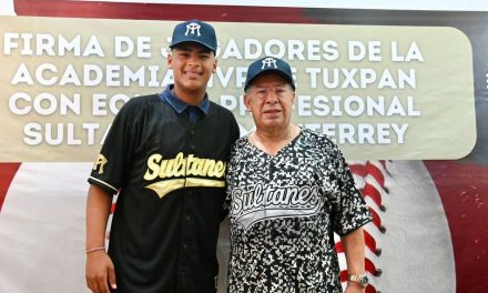 Joven beisbolista de la Academia MVP Tuxpan firmó con el equipo Sultanes de Monterrey de la Liga Mexicana de Béisbol