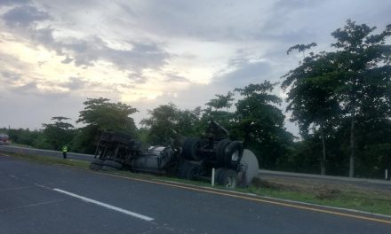 Vuelca pipa sobre el camellón central de la autopista México-Tuxpan