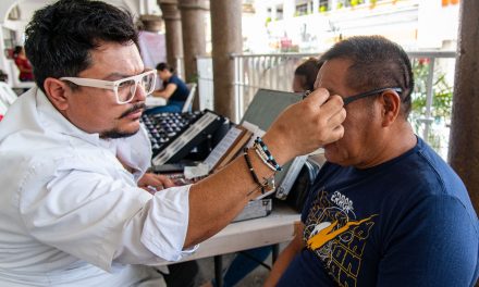 Población tuxpeña continúa siendo beneficiada con la Jornada de Salud Visual