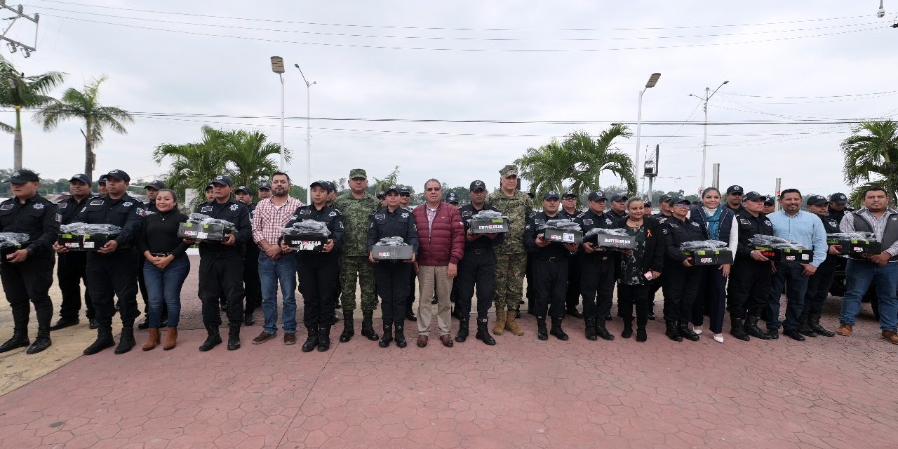 Gobierno de Tuxpan entrega moderno equipamiento a la Policía Municipal, para continuar fortaleciendo la seguridad ciudadana