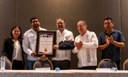 Cámaras empresariales, prestadores de servicios y el gobierno de Tuxpan entregaron reconocimiento al secretario de Turismo y Cultura del Estado de Veracruz