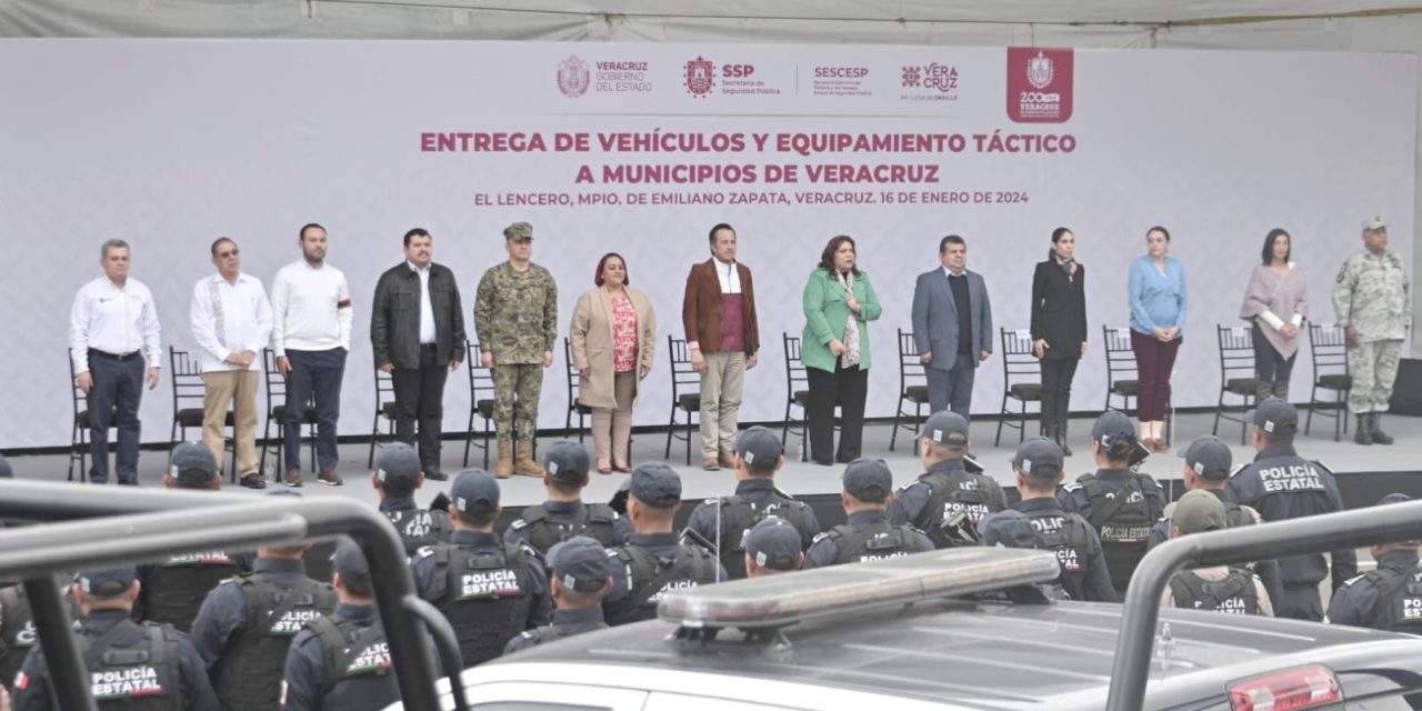 Gobernador Cuitláhuac García Jiménez entrega 3 unidades y equipo táctico al alcalde José Manuel Pozos Castro para fortalecer la seguridad pública de Tuxpan