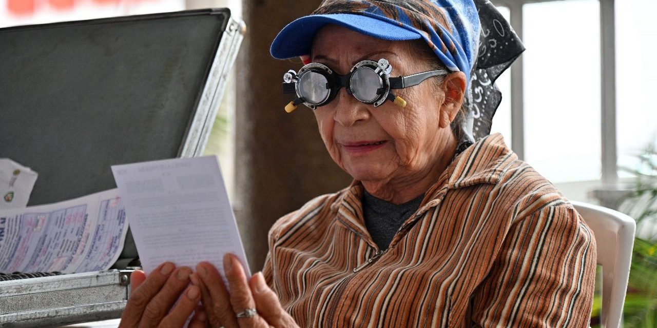 Entregan lentes a personas beneficiadas con la Jornada de Salud Visual, del Gobierno de Tuxpan