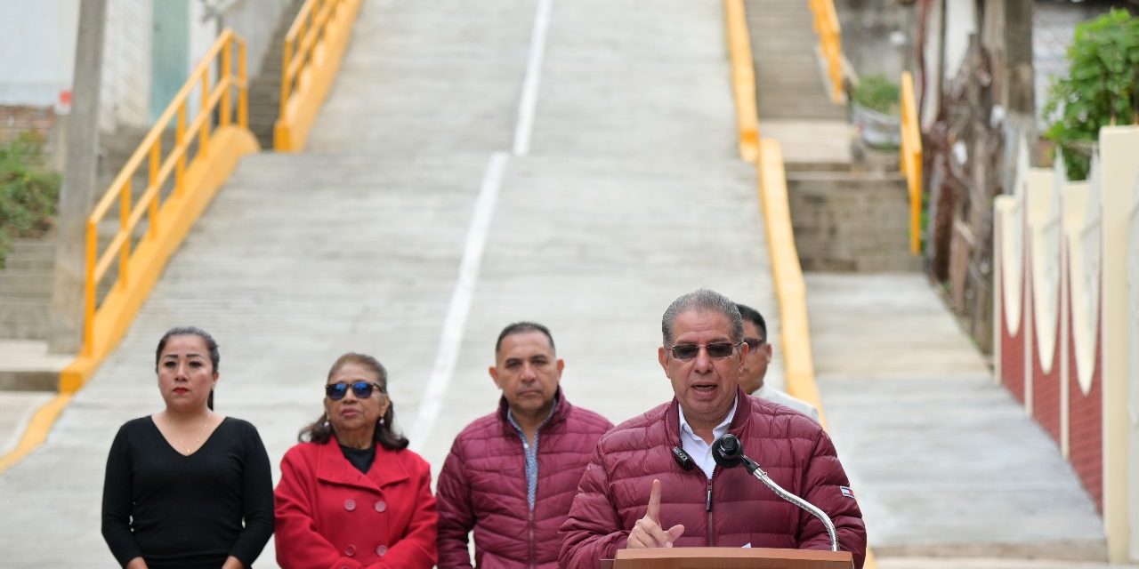 Quedó inaugurada la obra de pavimentación, guarniciones, banquetas y escalinatas de la calle Nuevo Tuxpan, de la colonia Álvarez