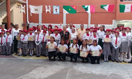 Realizan demostración de escoltas en escuela Antonia Nava turno vespertino.