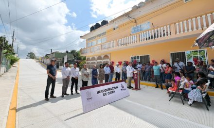 Continúa la urbanización de la colonia Loma Linda, con la pavimentación de la calle Amanda Miguel