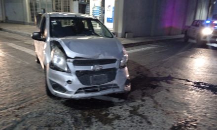 No hace alto y provoca accidente