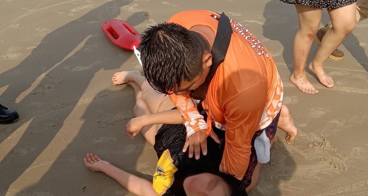 Exitoso rescate de 5 turistas del estado de Tlaxcala que fueron arrastrados por el mar cuando nadaban cerca de escolleras