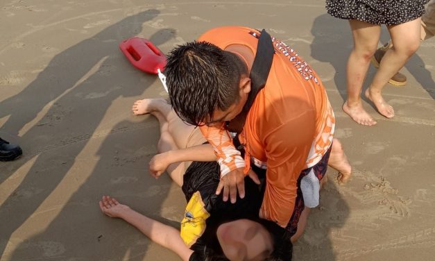 Exitoso rescate de 5 turistas del estado de Tlaxcala que fueron arrastrados por el mar cuando nadaban cerca de escolleras