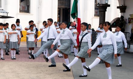 Celebran a maestras y maestros en Lunes Cívico