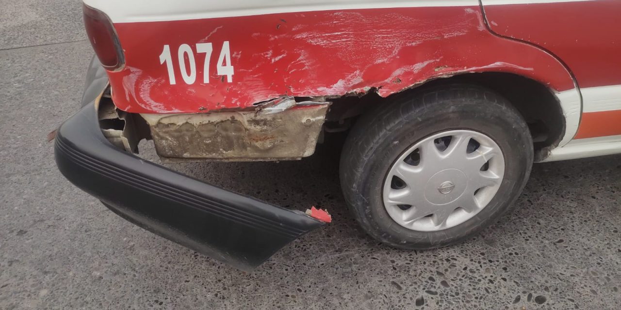TAXI COLISIONA A AUTOBÚS