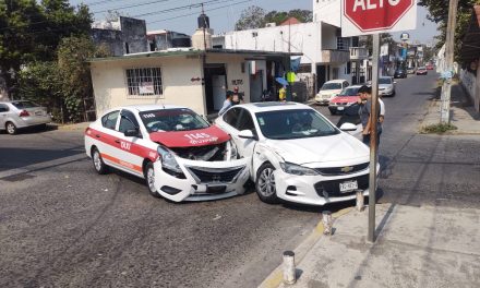 Cavalier Colisiona a Taxi