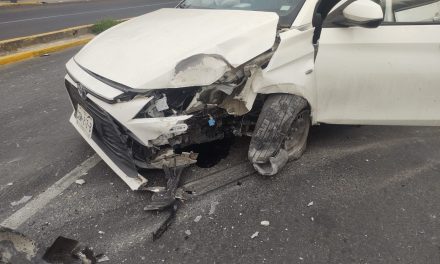 SUBE AL CAMELLÓN E IMPACTA UN POSTE