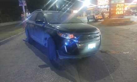 Se estampa contra señalamiento vial