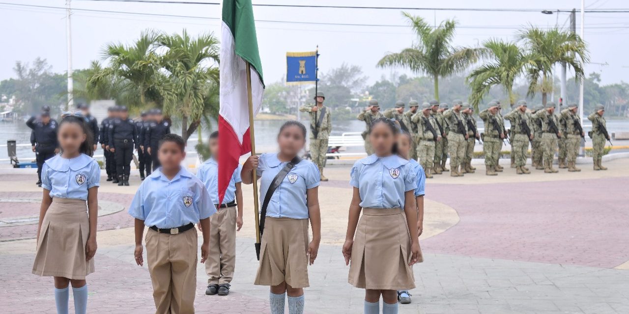 En lunes cívico conmemoran el Día del Estudiante