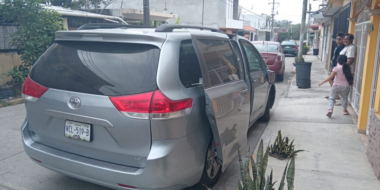 COLISIONA UN AUTOMÓVIL Y HUYE