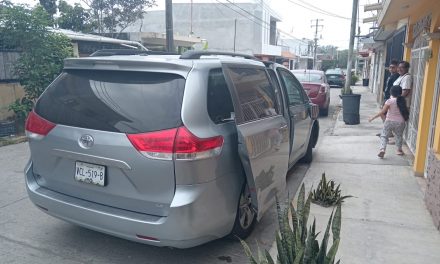 COLISIONA UN AUTOMÓVIL Y HUYE