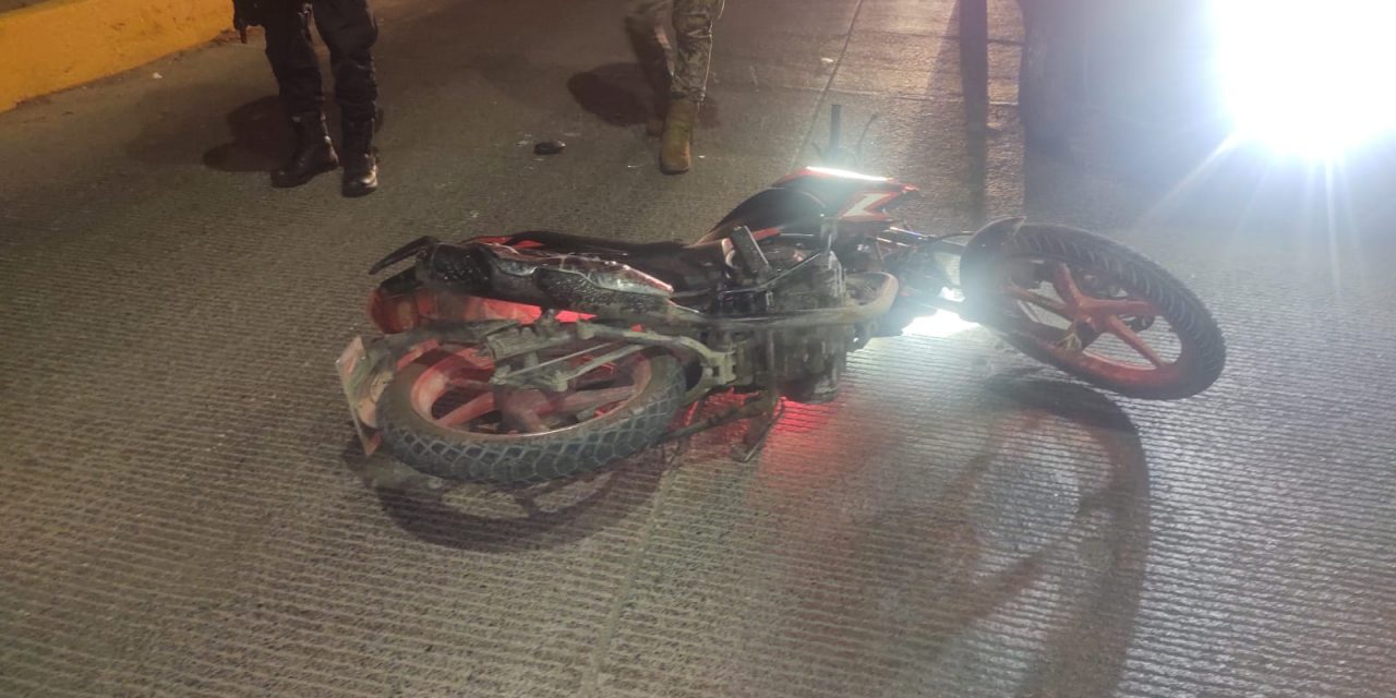 DERRAPA EN SU MOTOCICLETA SOBRE EL ASFALTO