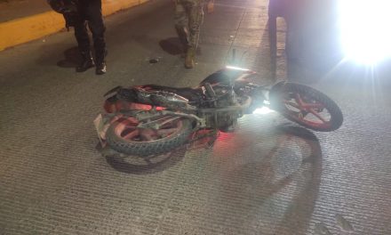 DERRAPA EN SU MOTOCICLETA SOBRE EL ASFALTO