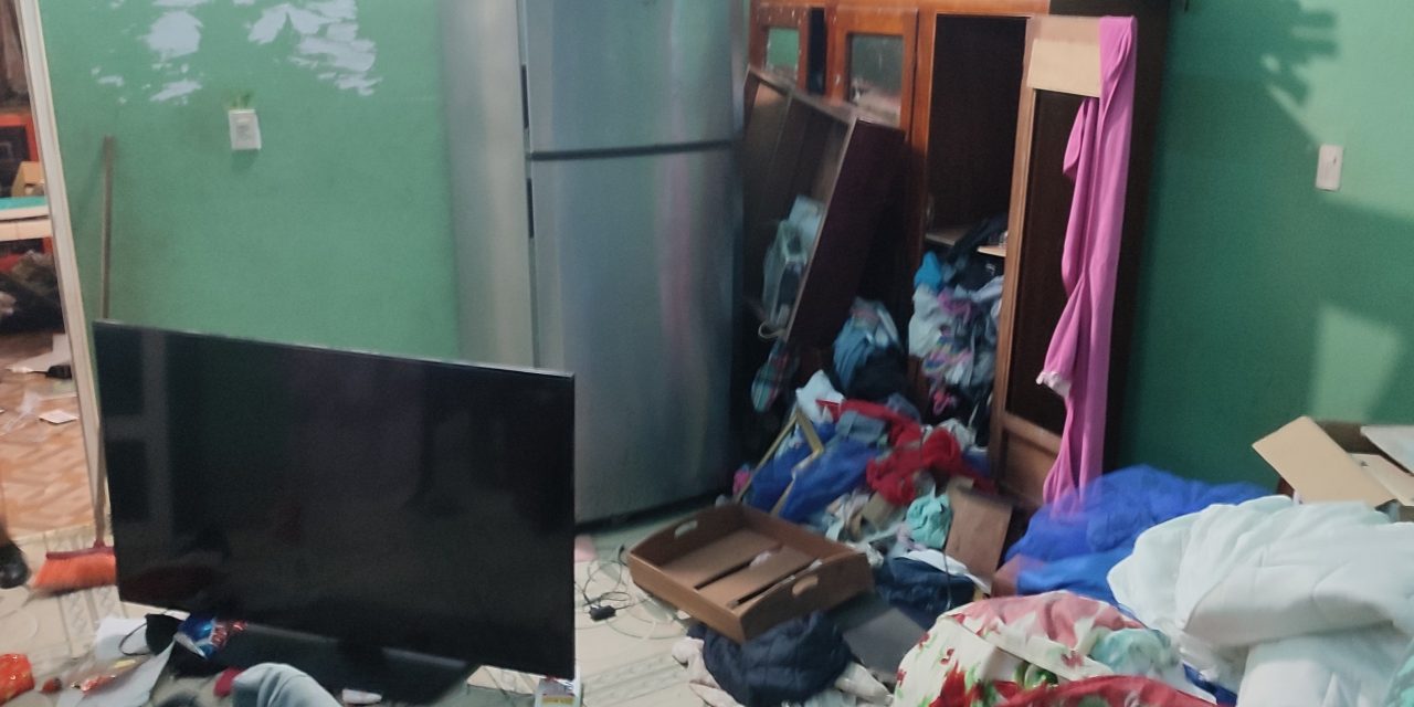 Marinos destrozan una casa