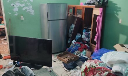 Marinos destrozan una casa