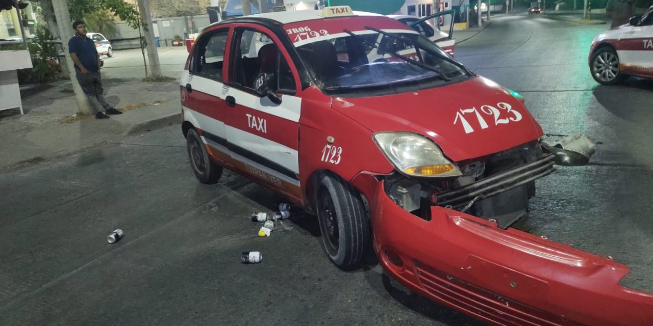 TAXI ARREMETE CON SEMÁFORO Y UN VENTO