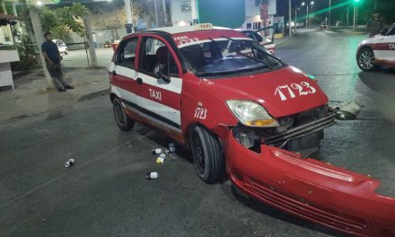 TAXI ARREMETE CON SEMÁFORO Y UN VENTO