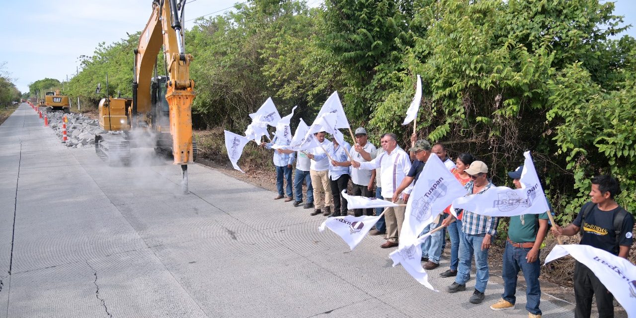 Alcalde José Manuel Pozos Castro dio el banderazo de inicio de las obras de pavimentación con concreto hidráulico en la Carretera Los Kilómetros y Camino a Juana Moza, que se realizan con recursos estatales