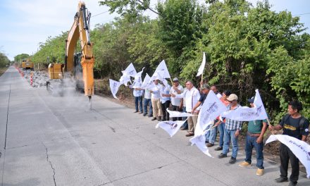 Alcalde José Manuel Pozos Castro dio el banderazo de inicio de las obras de pavimentación con concreto hidráulico en la Carretera Los Kilómetros y Camino a Juana Moza, que se realizan con recursos estatales